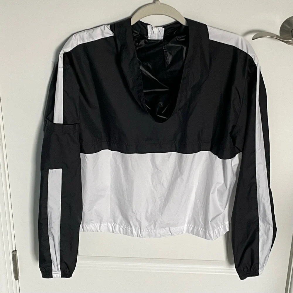 Nike Women's Logo Printed Woven Active Hooded Jacket Size Small 54239